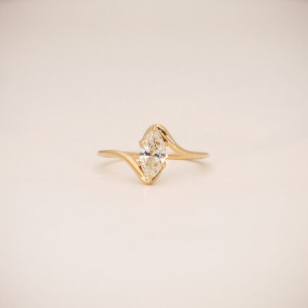 Élira Twist Solitaire Ring