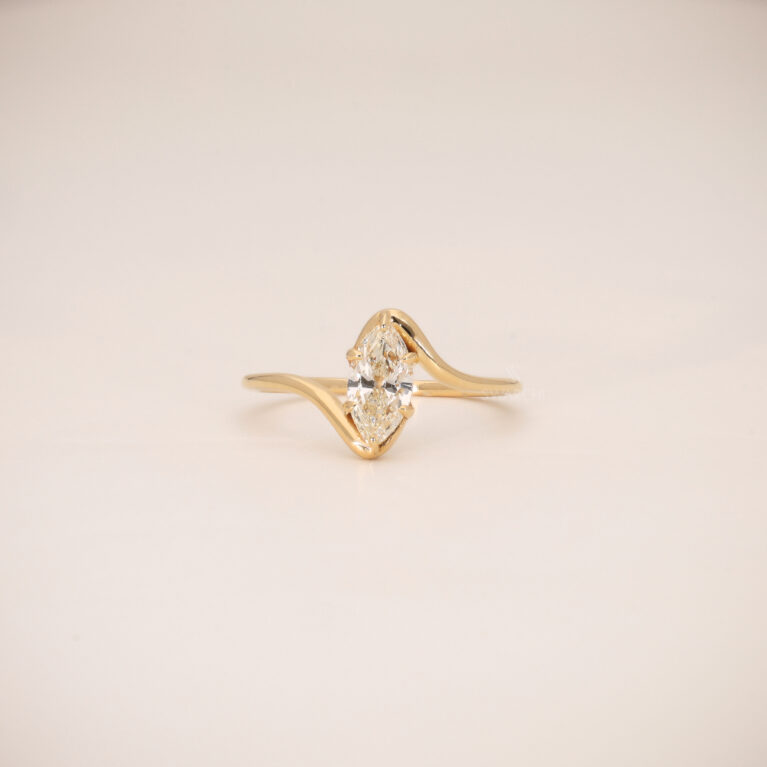 Élira Twist Solitaire Ring